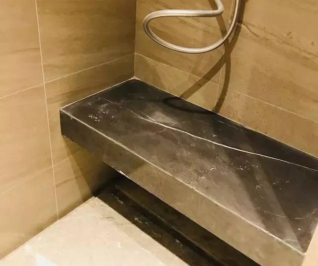 洗澡间墙面直接挖开,设计收纳空间淋浴区墙面内直接挖开,设计成收纳