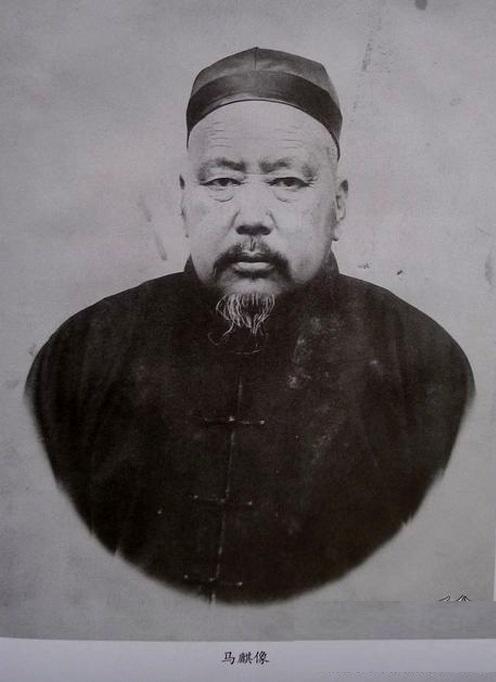 马占鳌是河州人,是当地回教大阿訇,在当地很有威望和号召力.