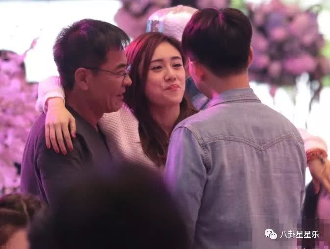 刘芸出席活动,当众和男女有人混乱拥抱,三个人身体紧贴真辣眼!