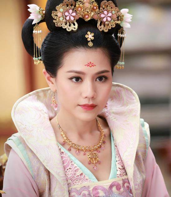 《深宫计》郑纯熙九套装束,睡衣清丽,贵妃装霸气,新娘装最惊艳