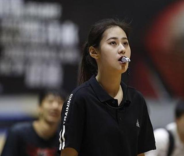 中国篮球女神级裁判美似王祖贤, 完爆nba大妈裁判!