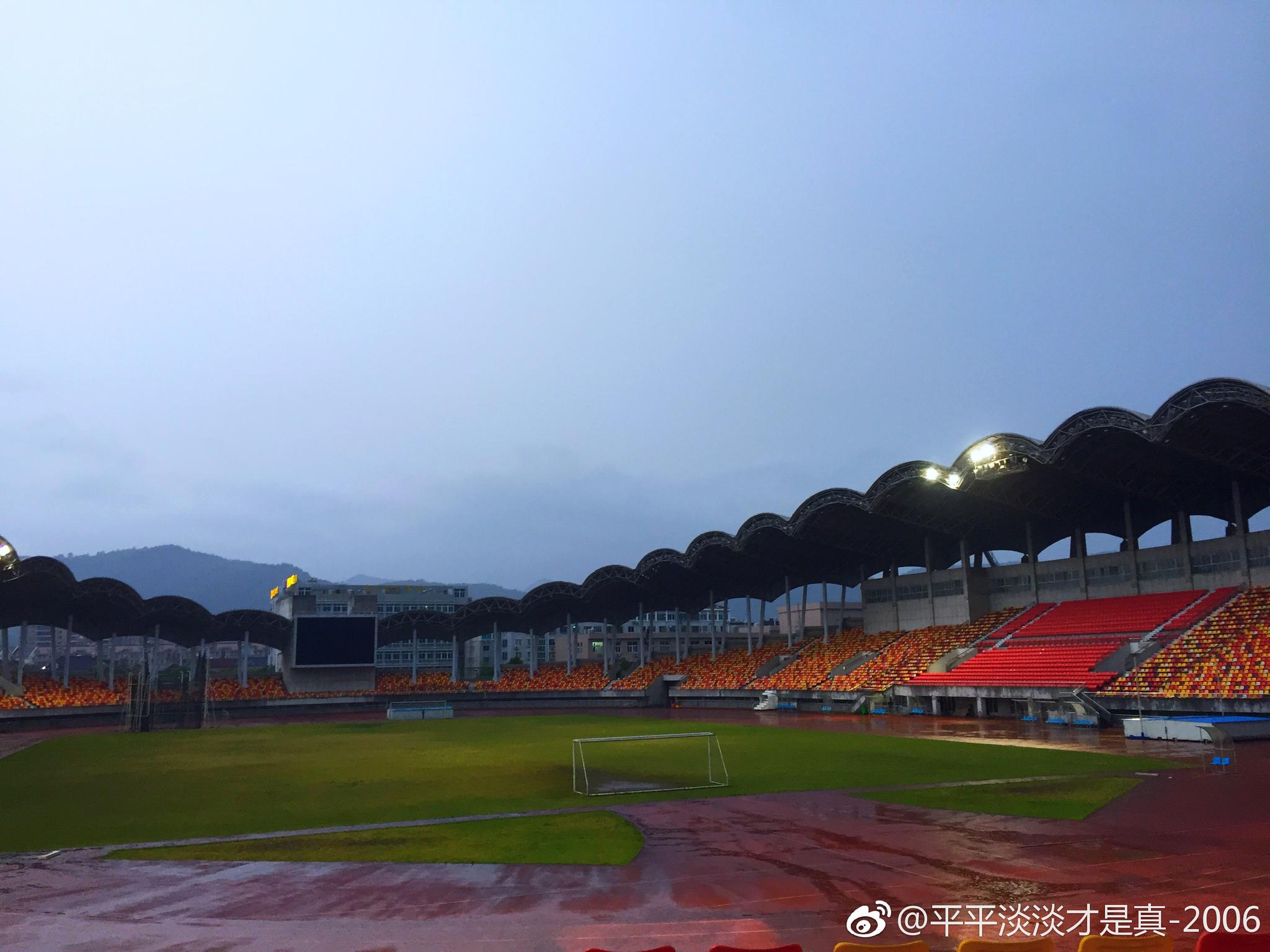 温岭体育馆是温岭人锻炼的好去处. 摄于雨天傍晚)