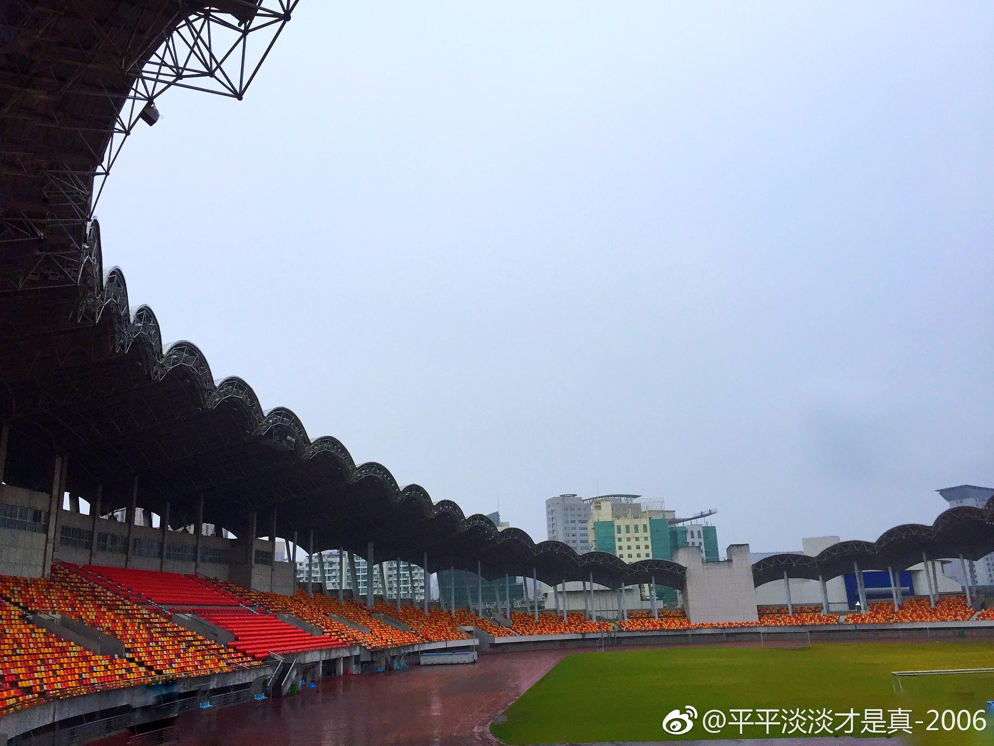 温岭体育馆是温岭人锻炼的好去处. 摄于雨天傍晚)