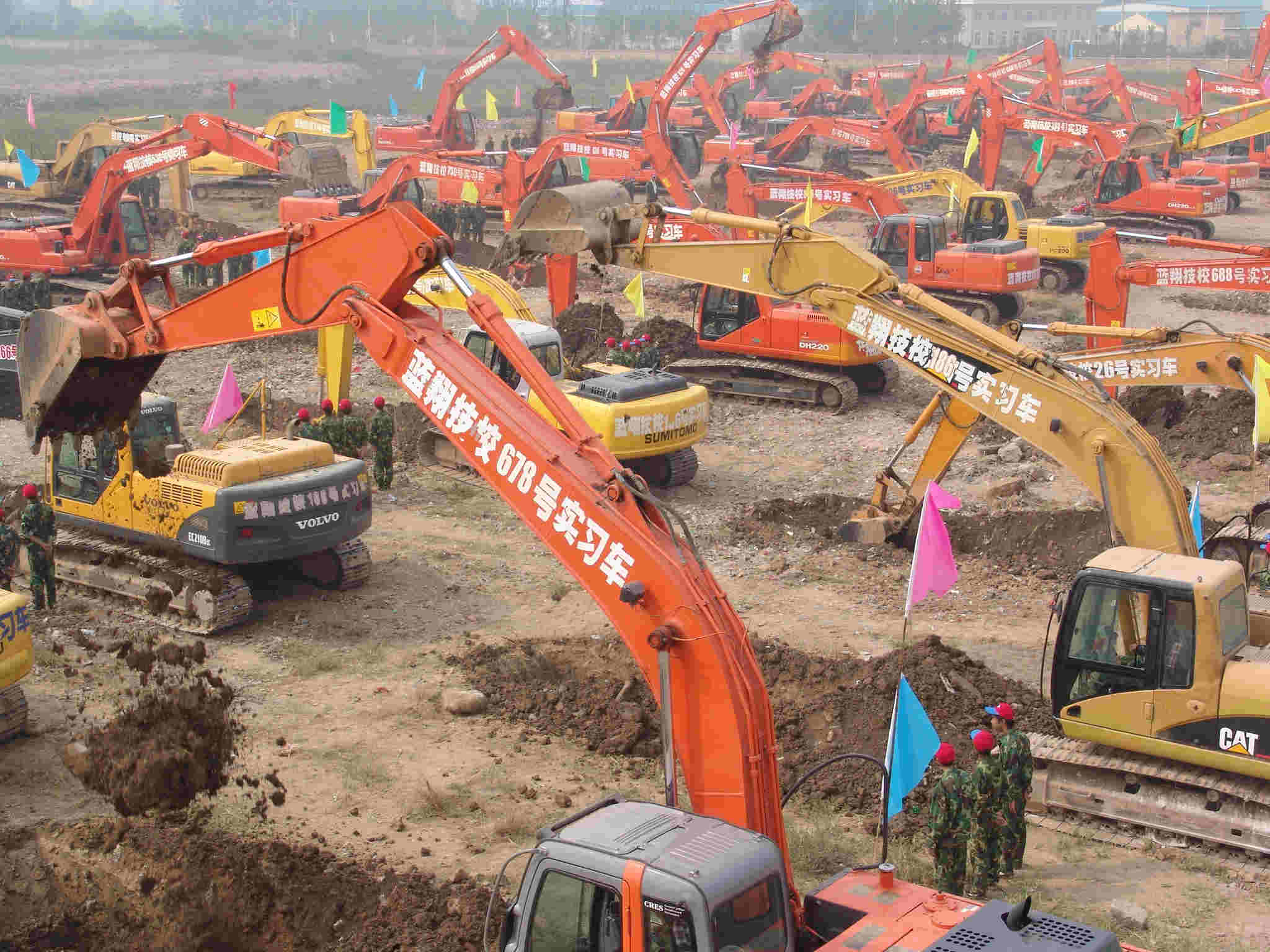 蓝翔技校又火了!中国空军都来蓝翔学挖掘机