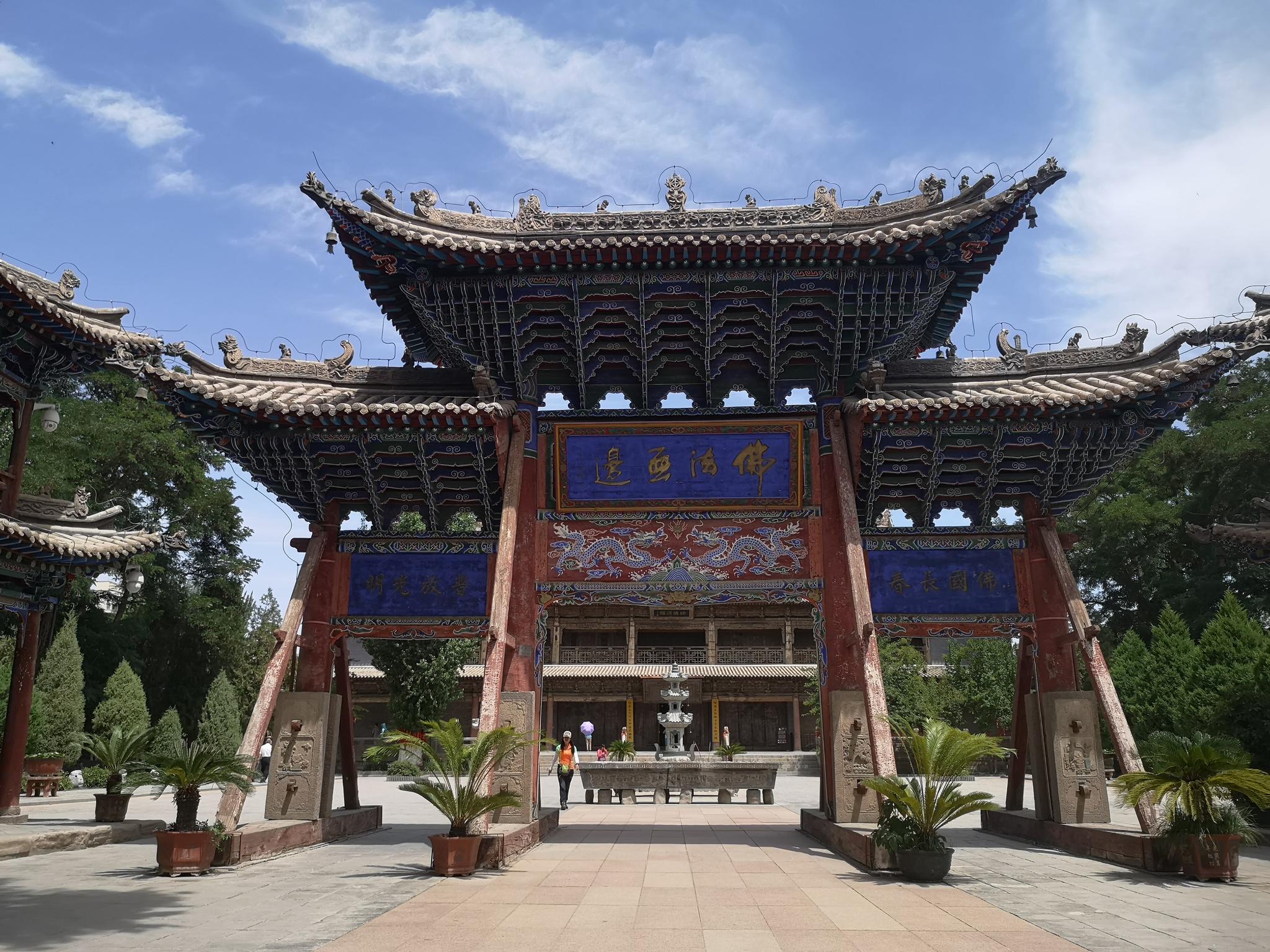 丝路游学第二天张掖大佛寺是丝绸之路上最大的佛教文物遗迹之一