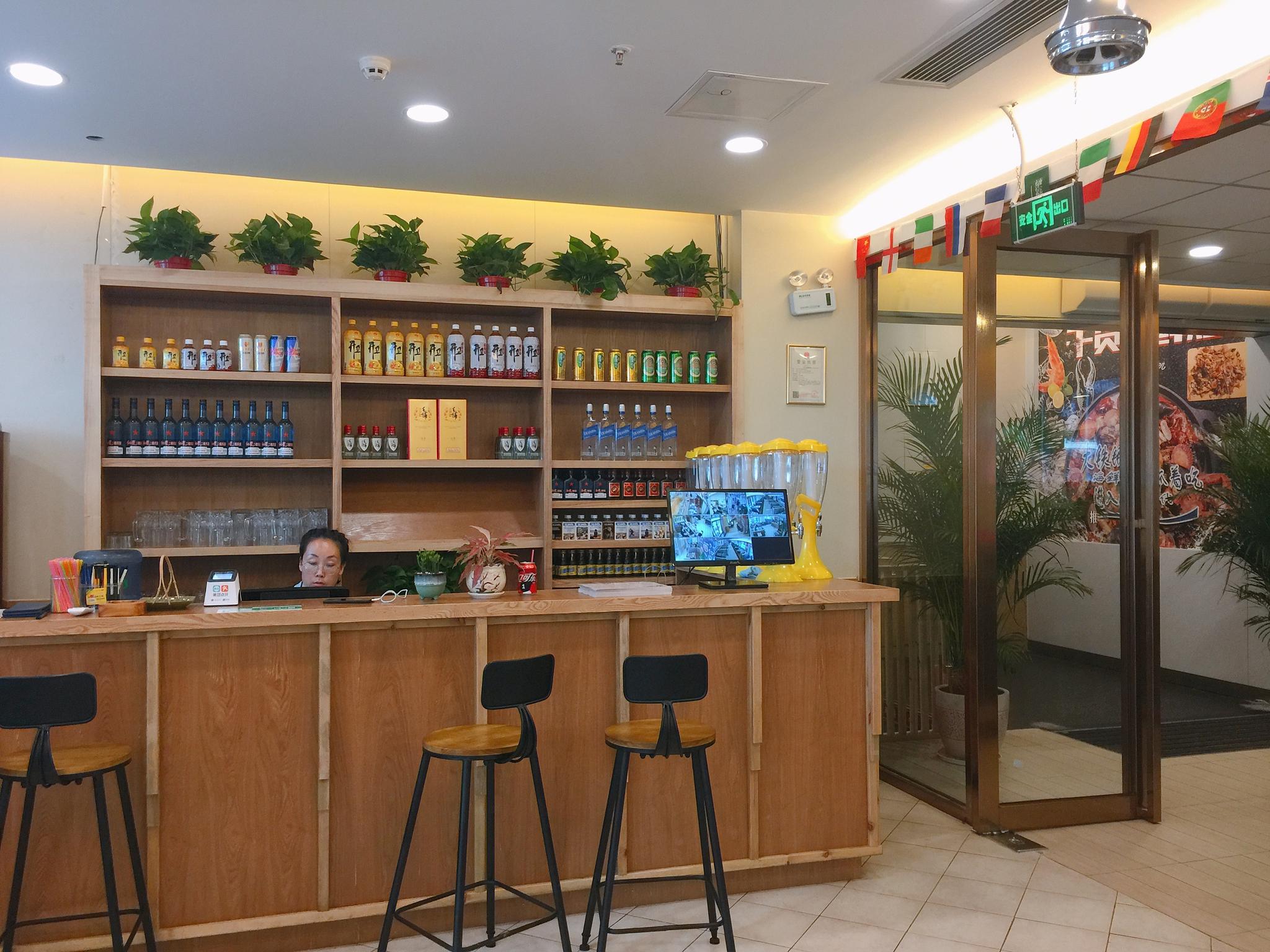 把烤肉放在瓦片上这家烤肉店让客人吃到了特别的味道