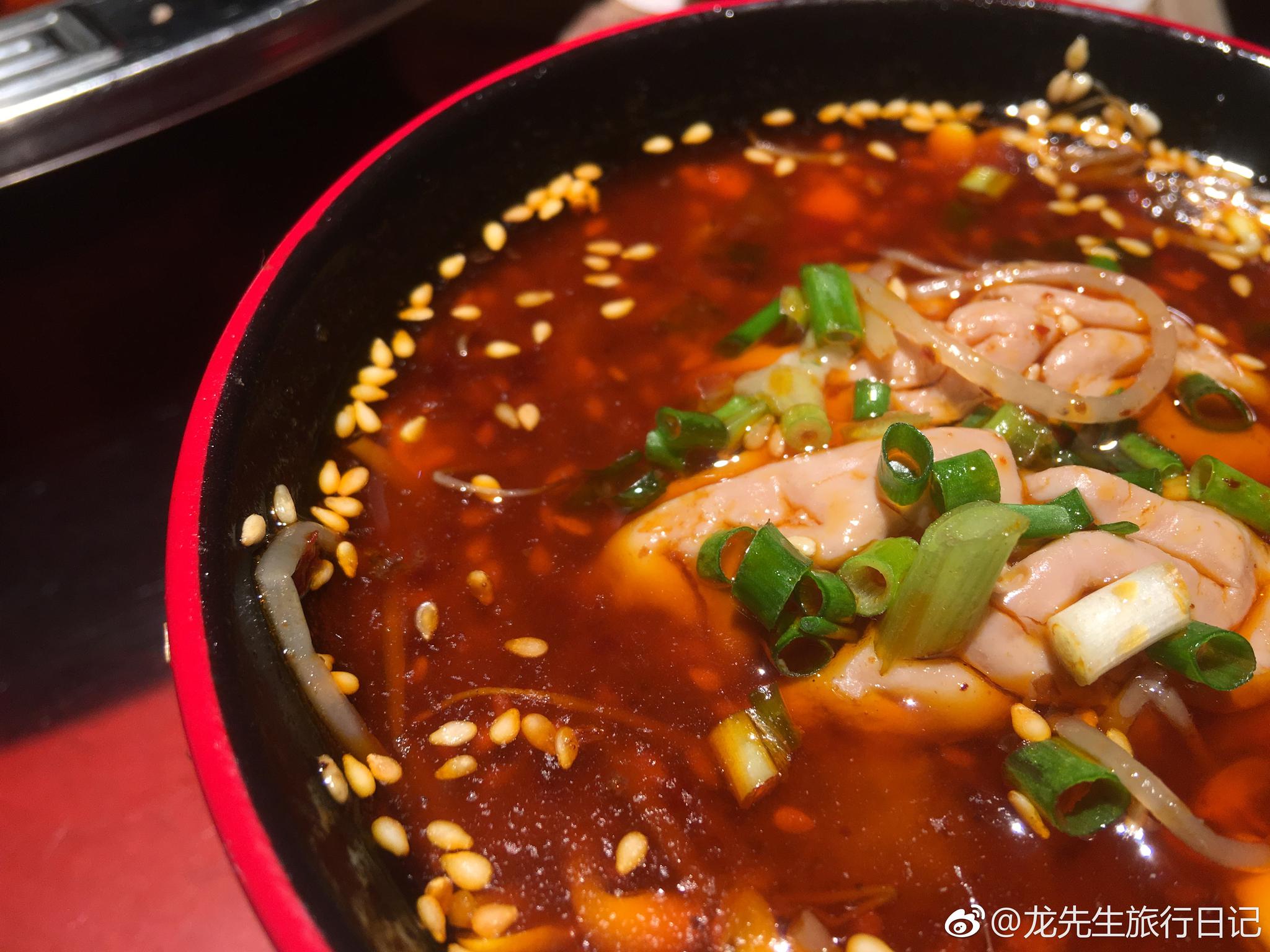 海口红餐厅真的好吃极了.猪脑味道香软,碗中的豆芽入味极好