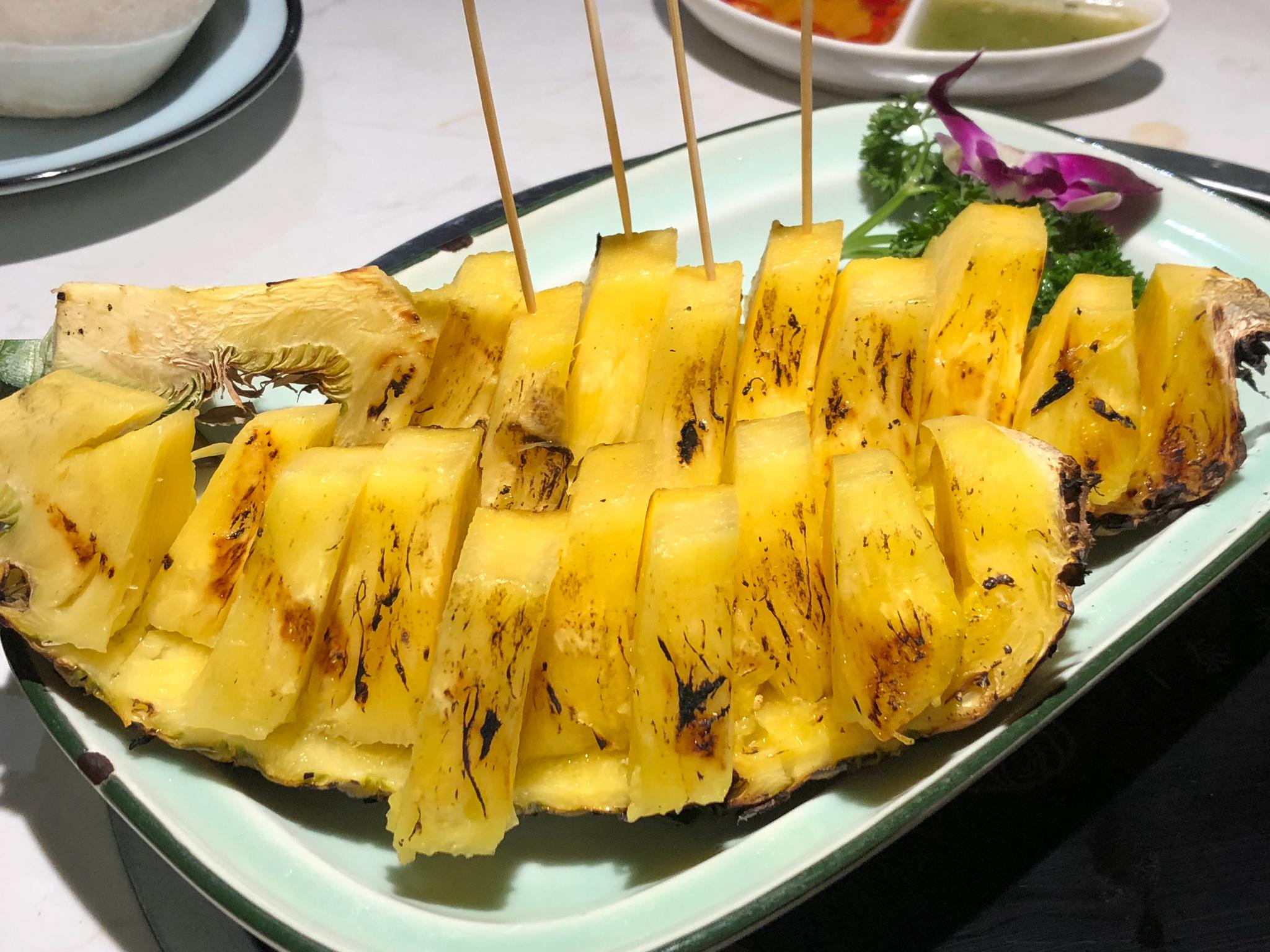 吃过烤凤梨吗~第一次吃感觉味道很神奇但是很上瘾嘿嘿嘿嘿嘿嘿嘿~明天