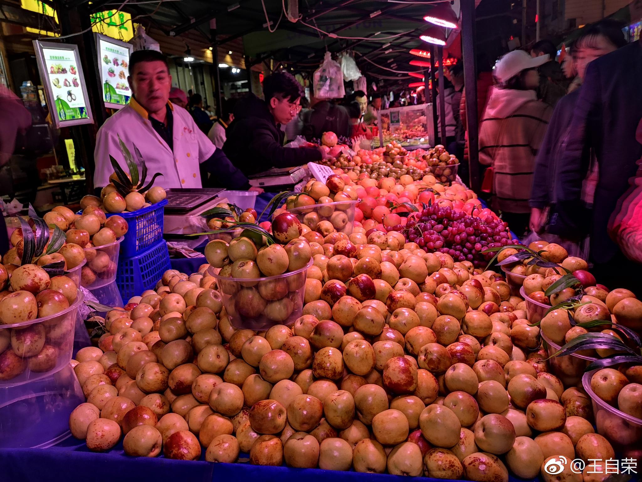 蘭州,正寧路小吃夜市,熱鬧非凡.