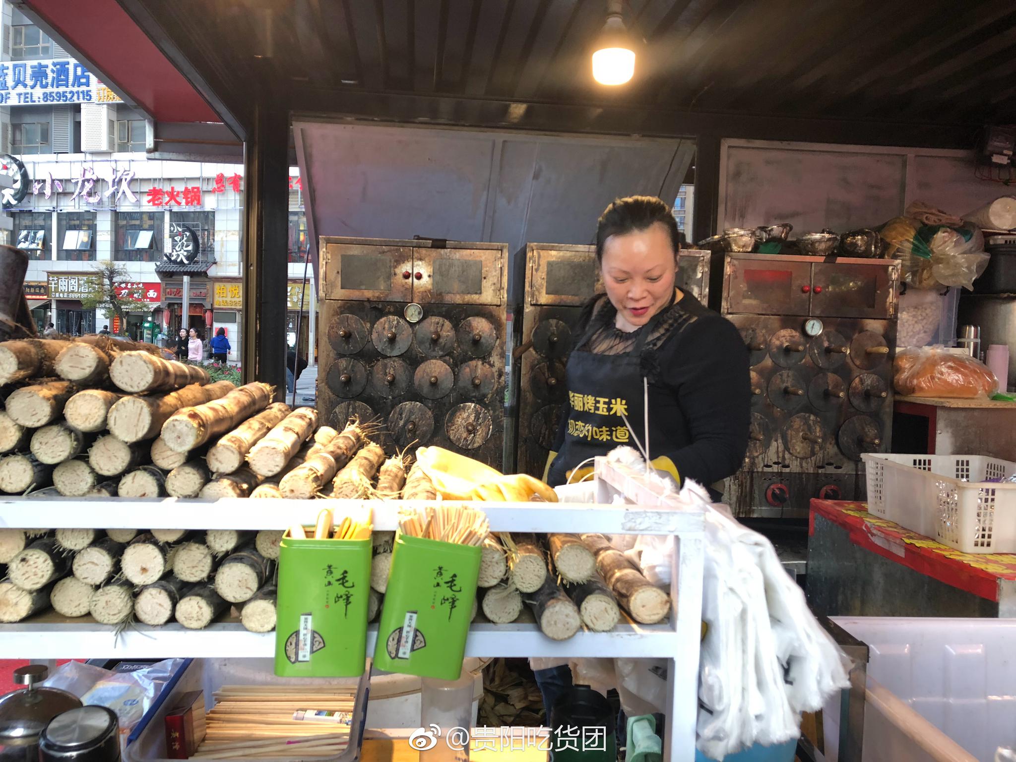 在花果园永辉超市上面的小摊老板娘说话那叫一个溜