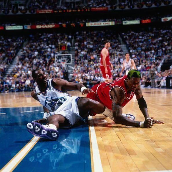 20年前nba对抗多激烈?摔倒也不让你好过,乔丹在现在能拿50分