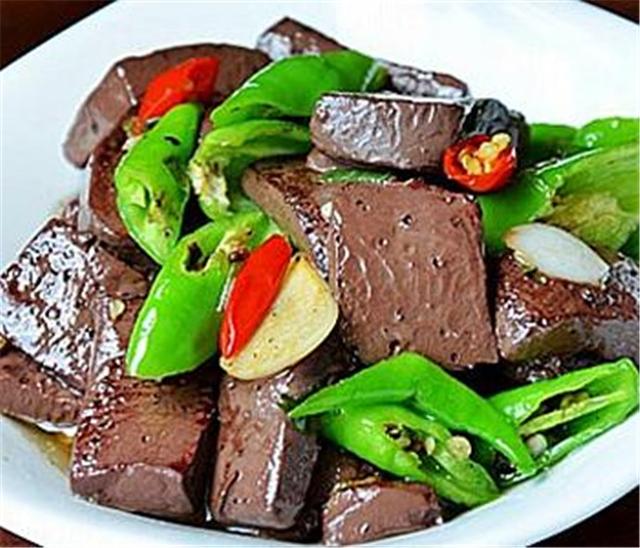 男人吃了强身,女人吃了补气血,这道菜男女都爱吃一举两得|鸭血|尖椒