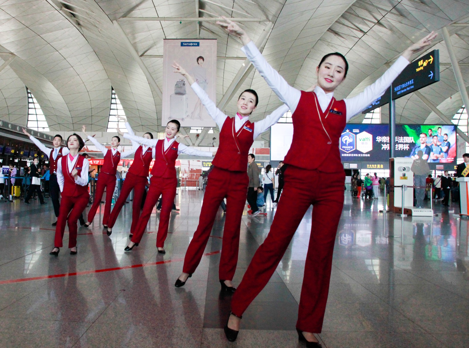 五四青年节 沈阳空姐"快闪"致青春