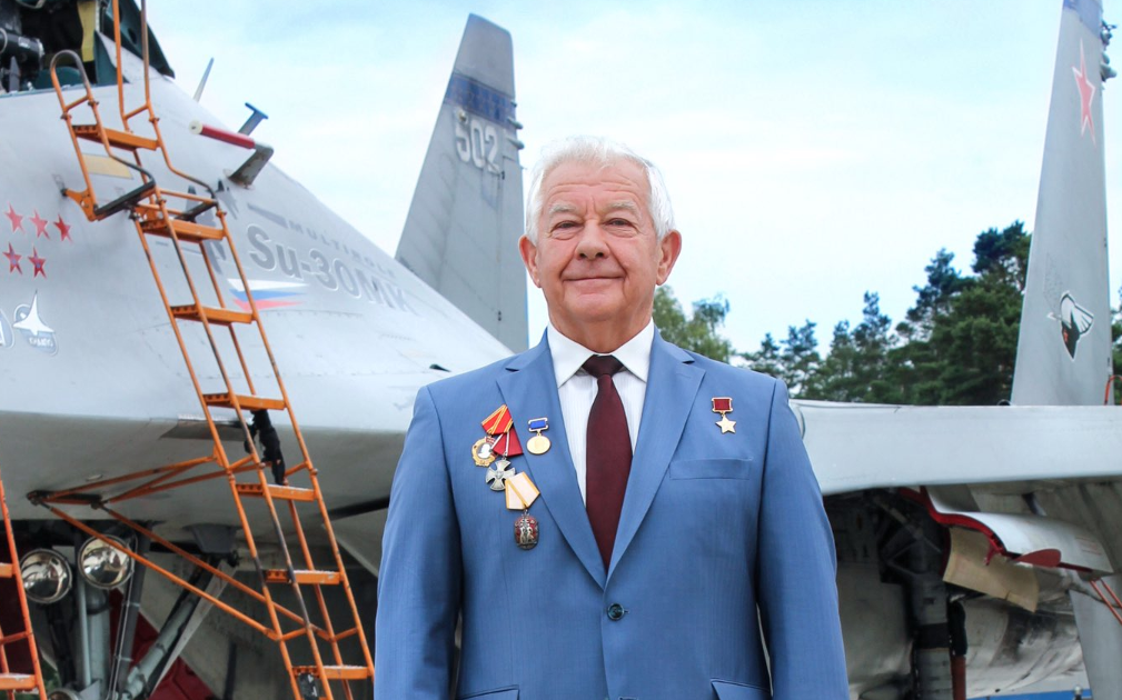 这老爷子是苏27代名词,飞千次眼镜蛇后带中国飞行员玩|试飞|普加乔夫