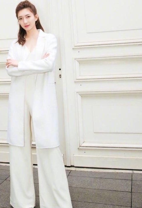 同穿白色系列的她们,佟丽娅,江疏影,徐璐,你觉得谁更美?