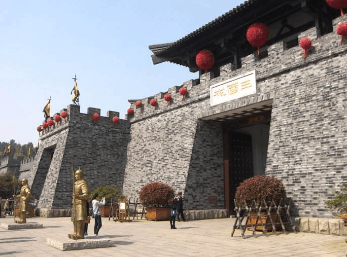 横店影视城这些都有模仿无锡太湖影视基地的意思.