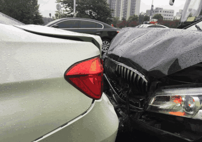 女司机送女儿去考试,追尾一辆宝马,宝马车主:必