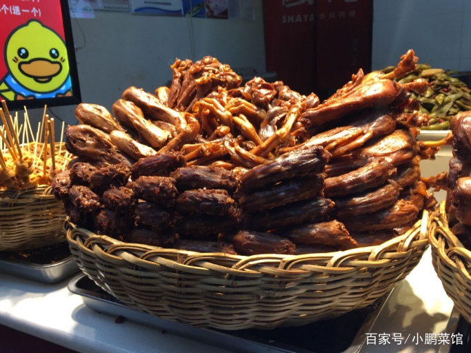 女子街边摆摊卖"下酒菜",10元3个生意超好,一天能挣上千块