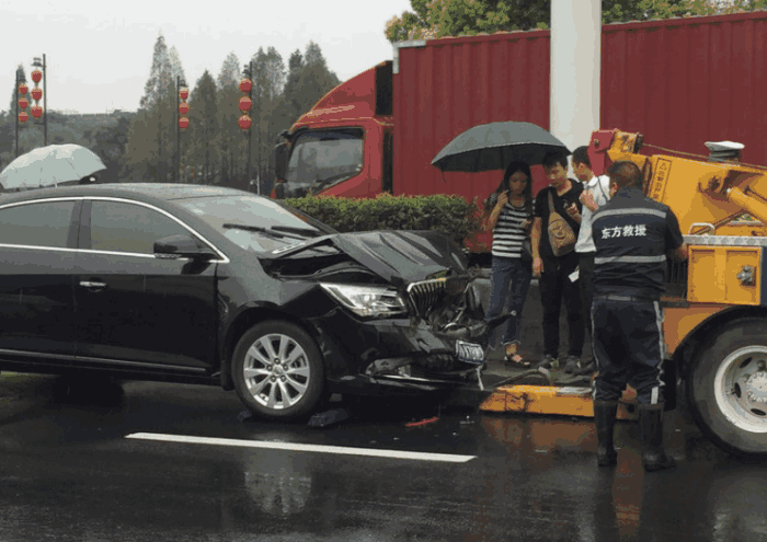 女司机送女儿去考试,追尾一辆宝马,宝马车主:必