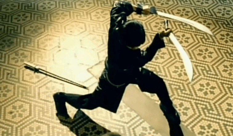 她是甄子丹亲妹, 女动作影星, 跟周杰伦结缘, 在美国成名