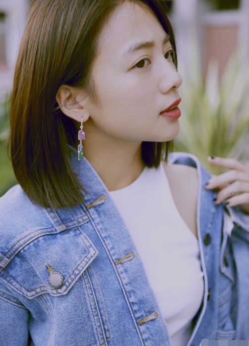 亲生母亲将她"卖了",公司逼她整容,今29岁却被何炅宠成公主