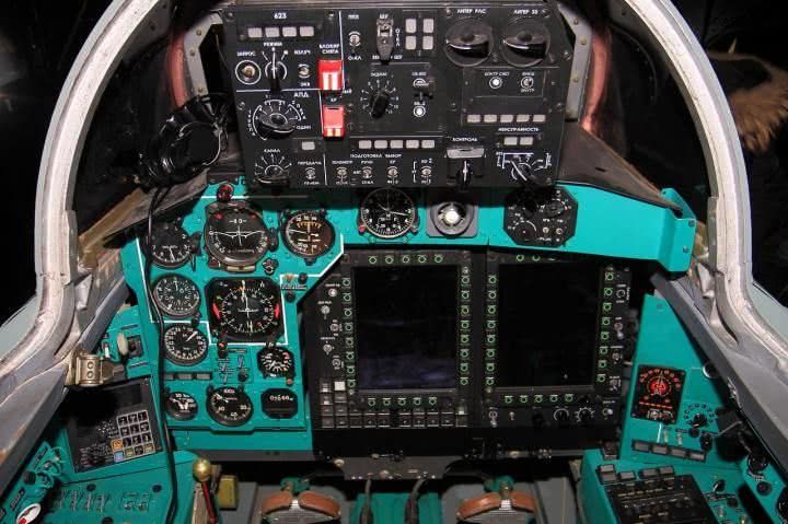 同时,飞机配备3种新式主动雷达引导空对空导弹,包括:r37m导弹,r77-1和