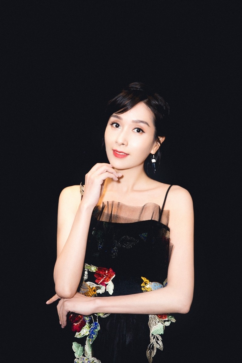 杨恭如一身黑色露肩小礼服 肤如凝脂尽显冻龄超凡魅力