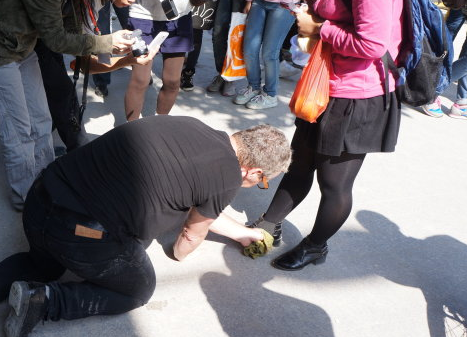 大街上老外跪地上为中国人擦鞋他最后说出的话让人无言以对