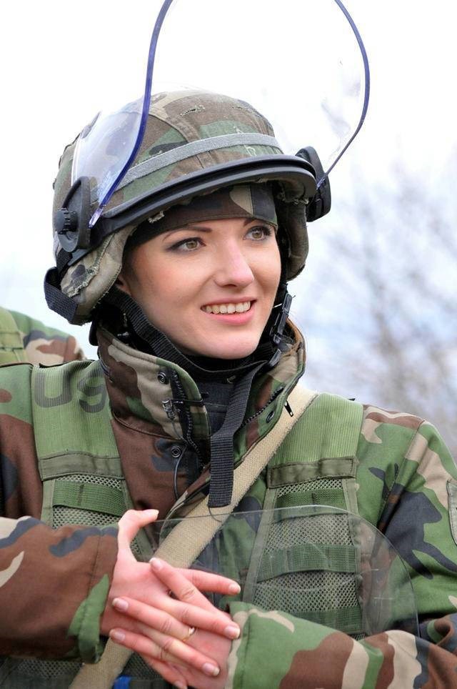 前苏联小国美女,当兵才是她们的出路