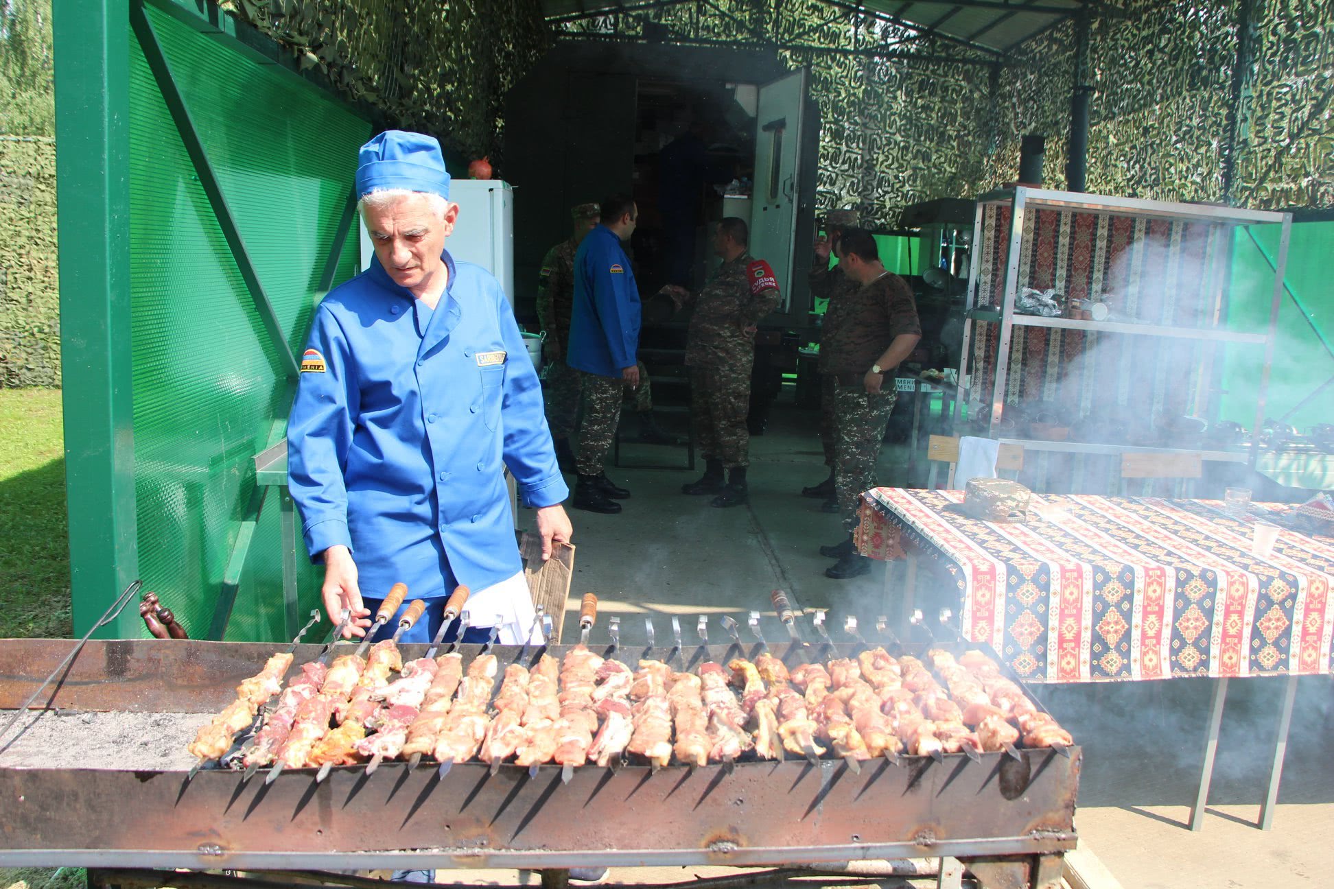 坦克大赛上的另一幕 烧烤架子搭起来 烤串的香味让人口水直流