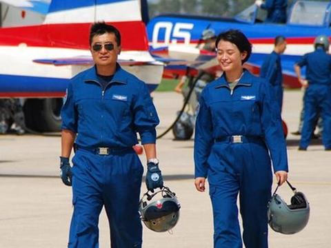中国空军飞行服上能够佩戴军衔吗？_新浪新闻