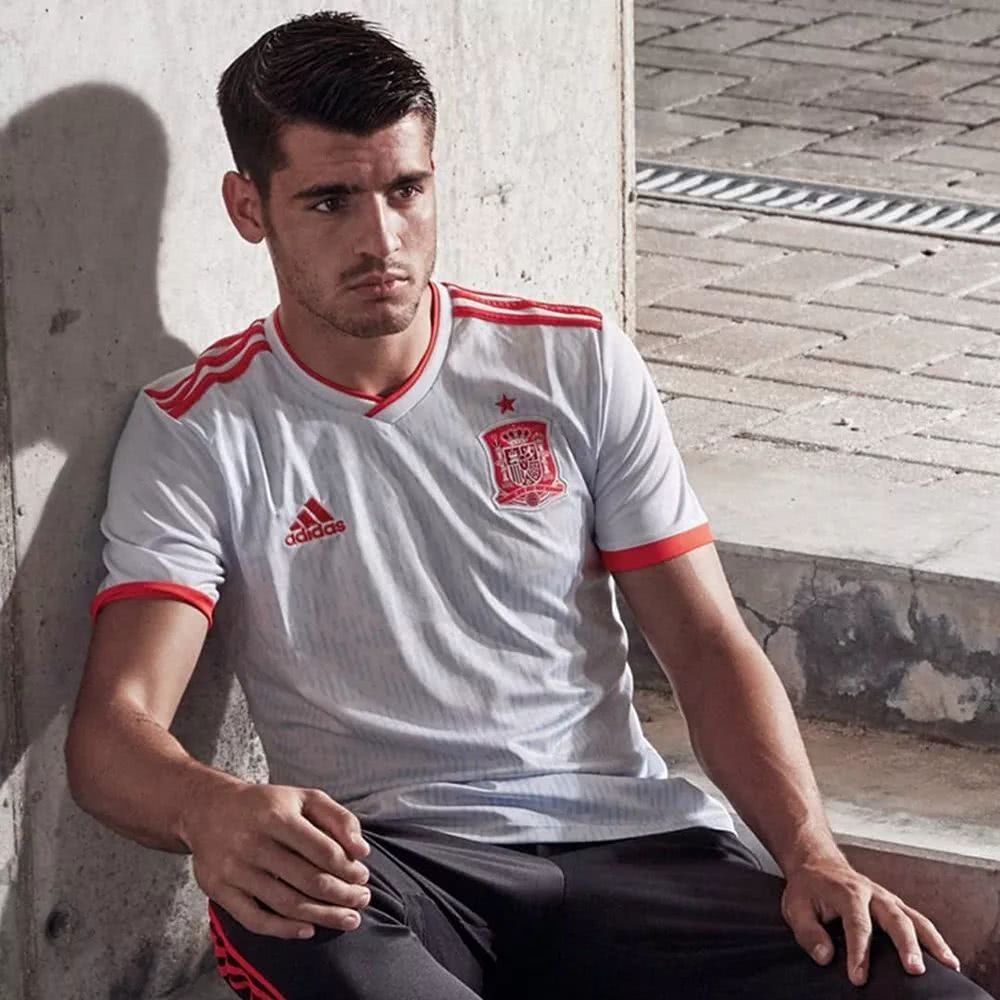 世界杯史上最好看球衣出炉!梅西、厄齐尔试穿