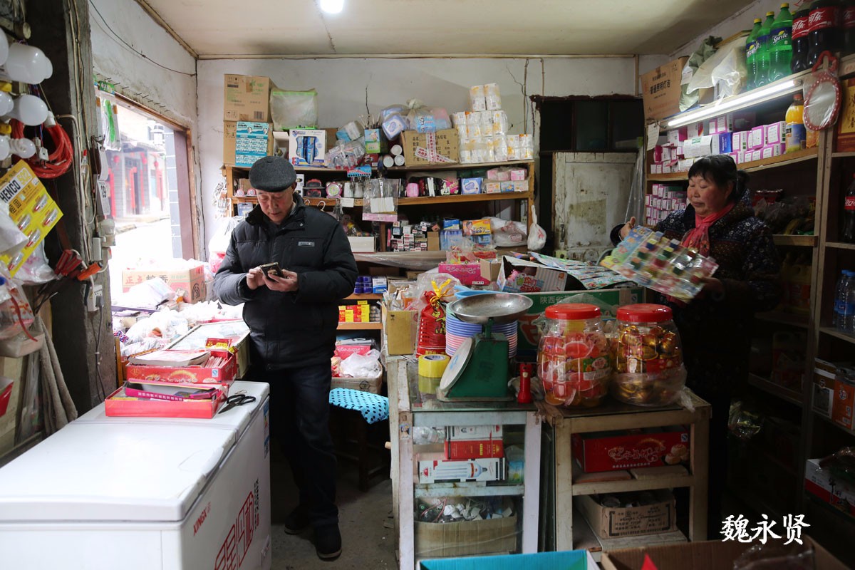 夫妻开小商店38年 一起守着慢慢变老