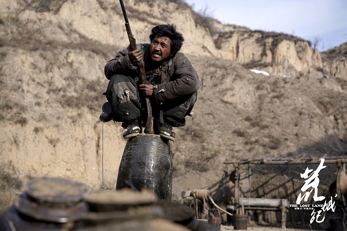 不同于很多电影中女性角色的光鲜亮丽,在电影《荒城纪》"荒诞版"预告