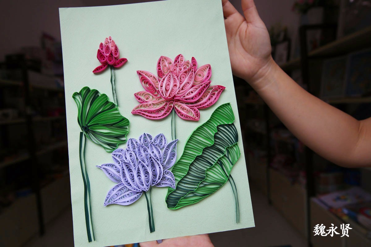 蒲垚创作的衍纸画《荷花》,这是用纸条做成的.