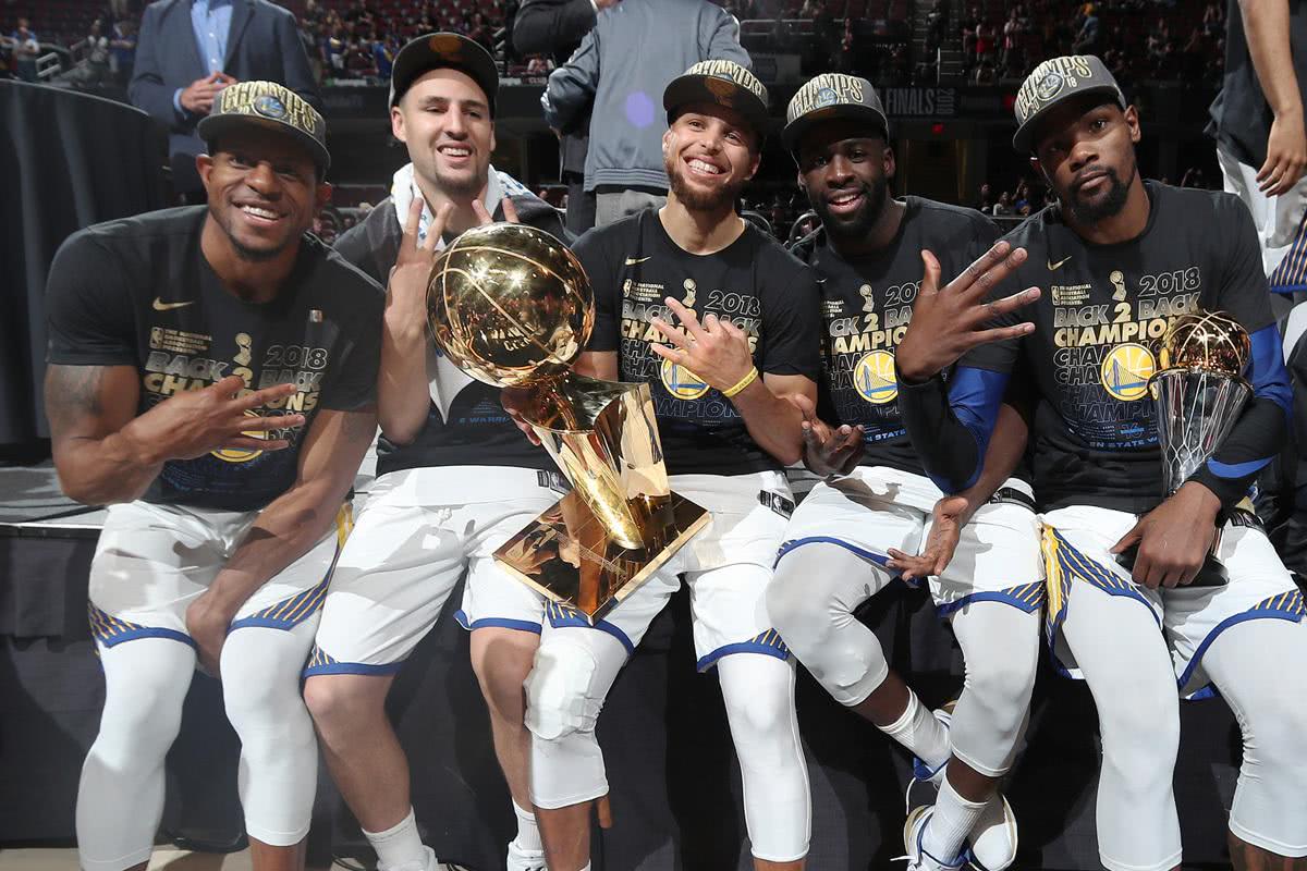 现勇士队员目前的天赋,实力和四巨头的年龄结构都凸显完美,特别从雷霆