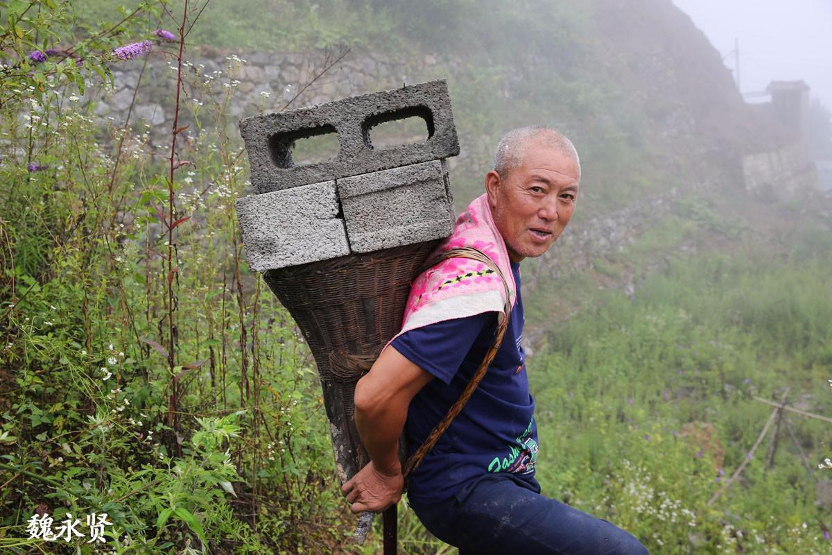 鸡心岭上的背篓客:6旬背篓客一天背40趟砖挣150元