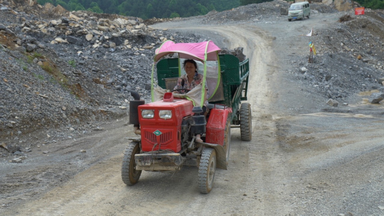 【微纪录】遵义播州新民镇女汉子开拖拉机撑起家 25年运输约6万车