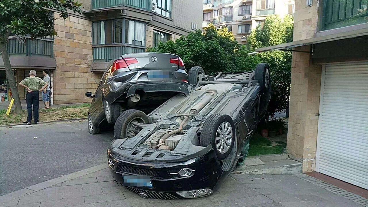 绍兴车主倒车竟掀翻了邻居的轿车,现场图!