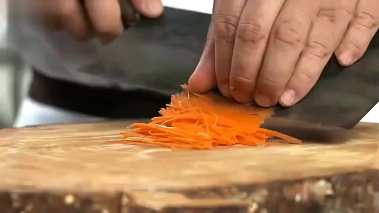 文思豆腐犹如中国山水画,厨师的刀工是绝活,先别说吃看看就过瘾