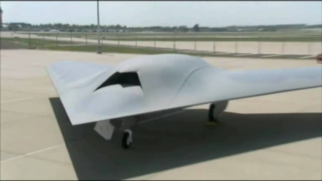 神秘三角形飞机现身腹地机场 与歼20同框 美国曾发现类似型号