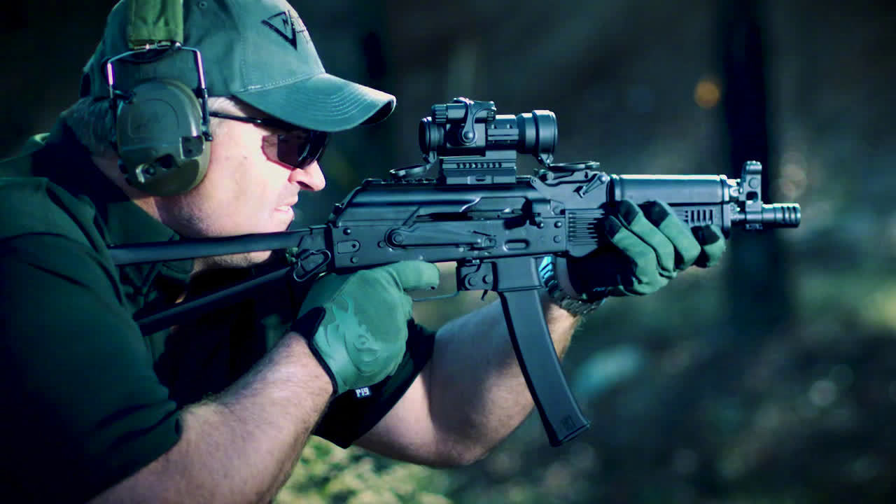 彩虹6号里的kapkan诡雷的主武器是一把毛喷和冲锋枪