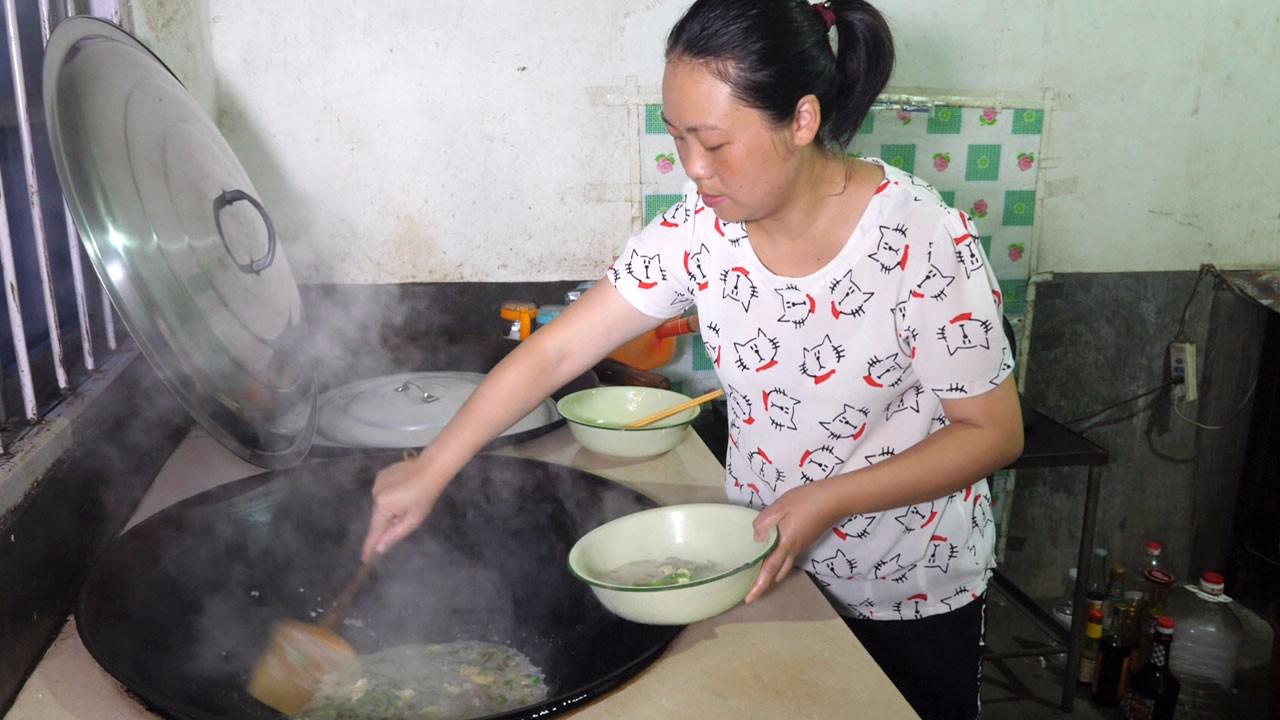 农村宝妈煮啥好吃的,看起来还不错,不等孩子自己先吃了