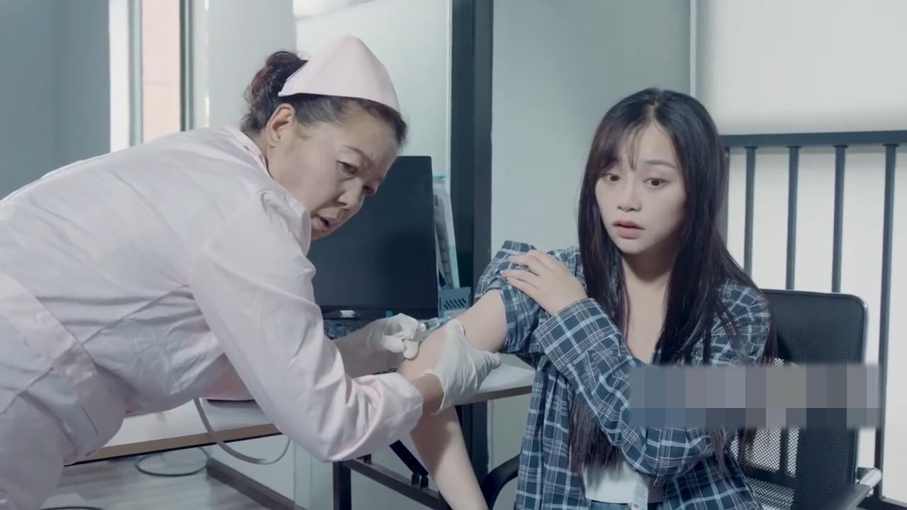 冷檬去打针,闰土从小就晕针,躲在角落里瑟瑟发抖!