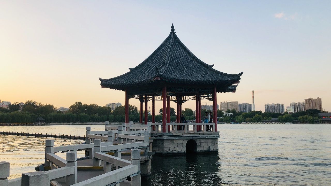 国庆假期游济南大明湖夜景美不胜收