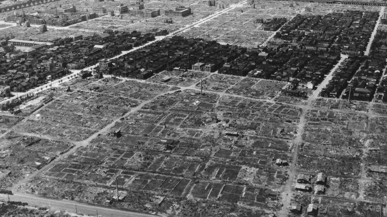 二战老照片遭受美军用燃烧弹轰炸后的日本主要城市