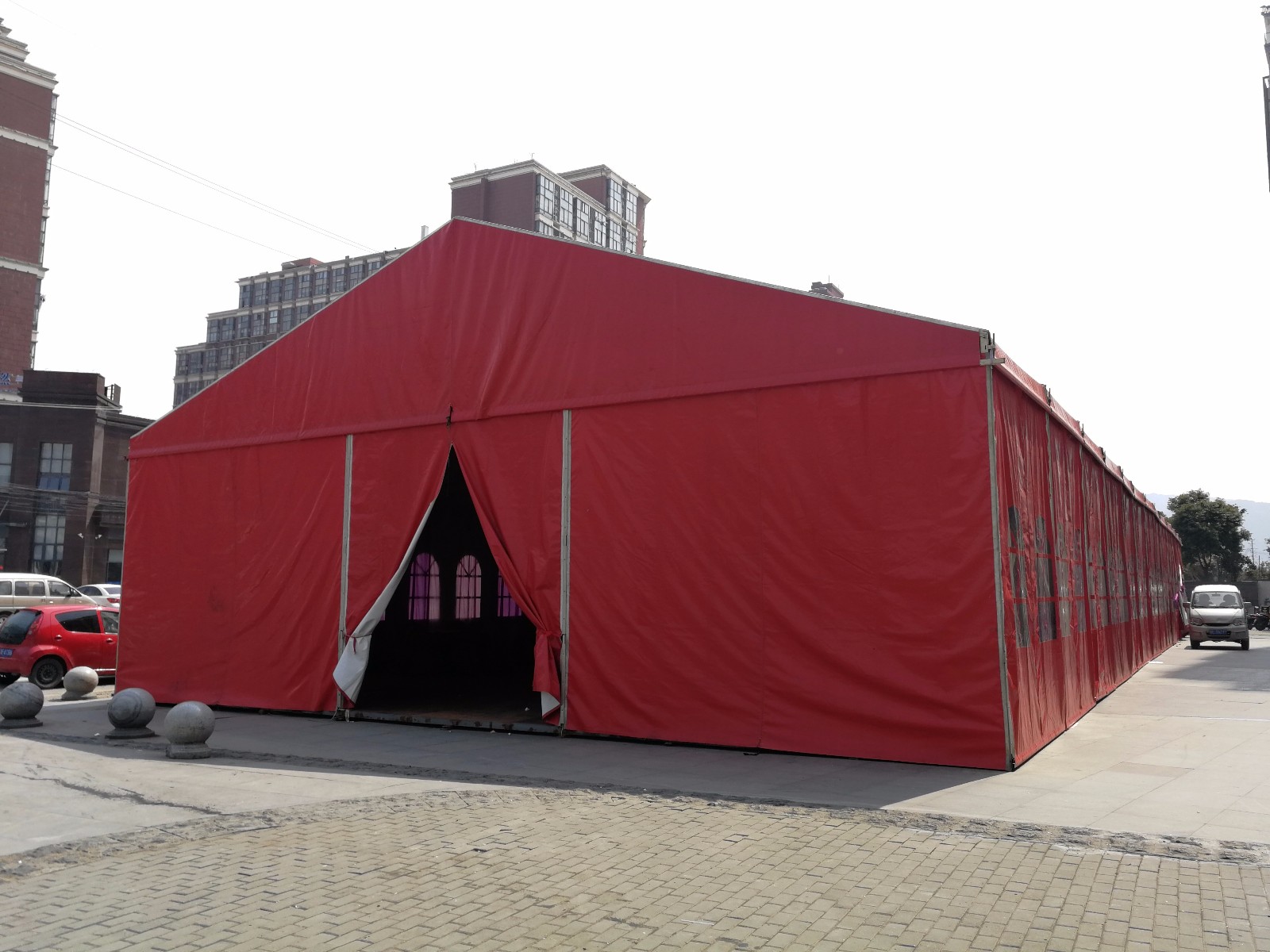 在苏州某场地在广场上搭了一个婚礼棚,够大够长,比在酒店宽敞多了.