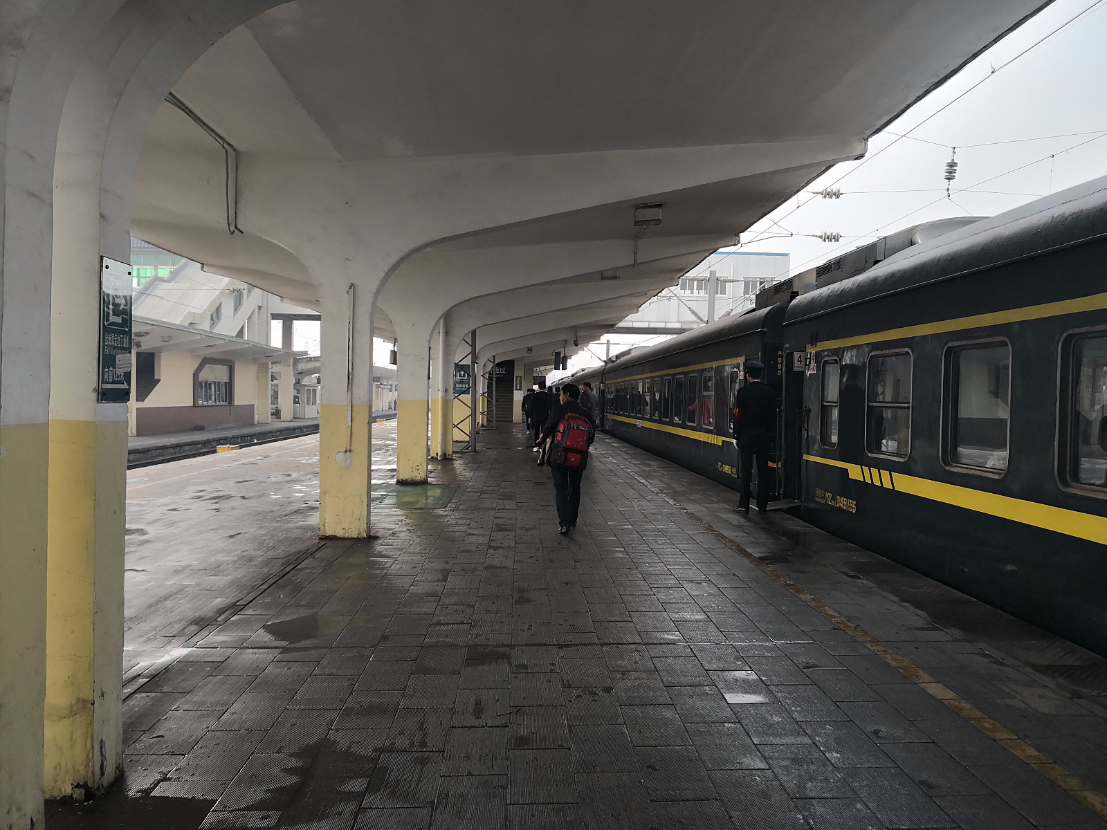 在西安火车站坐了上百次火车,第一次遇到站台大扫除,干的真得劲