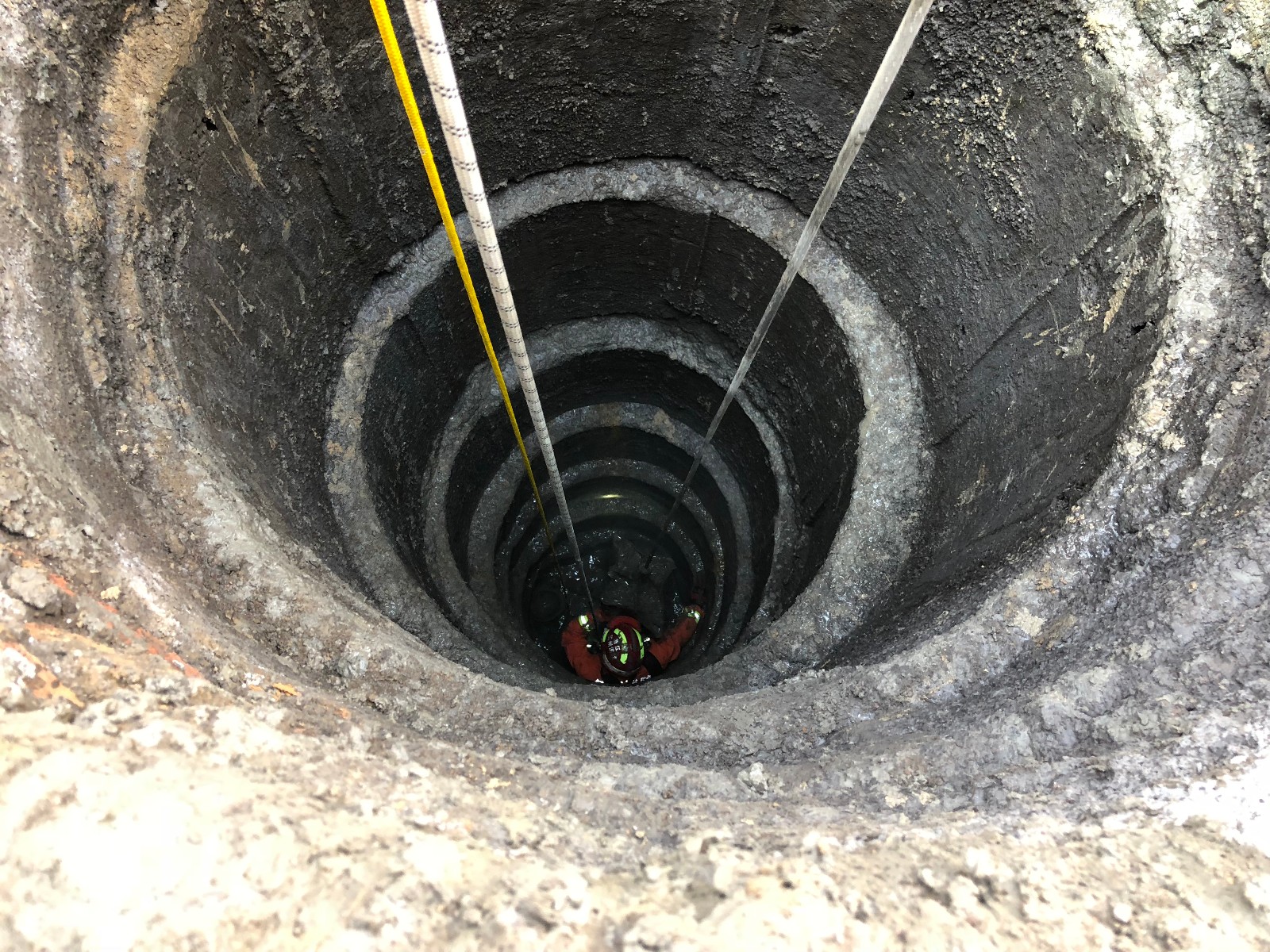 惊心动魄 衢州一工人被困7米深井