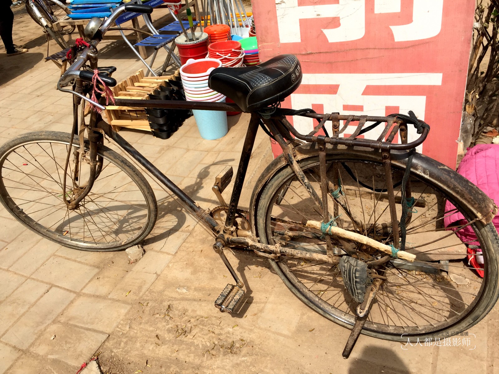图为李井骑的自行车.